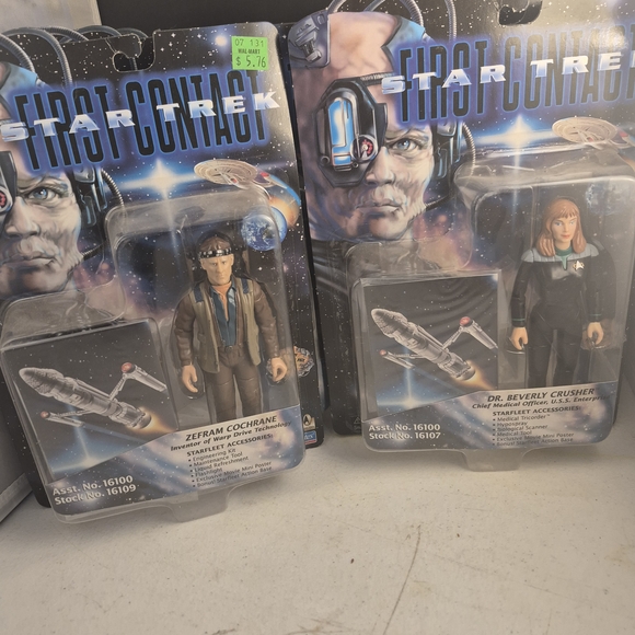 Star Trek Captain Jean-Luc Picard Action Figure - Picture 7 of 10